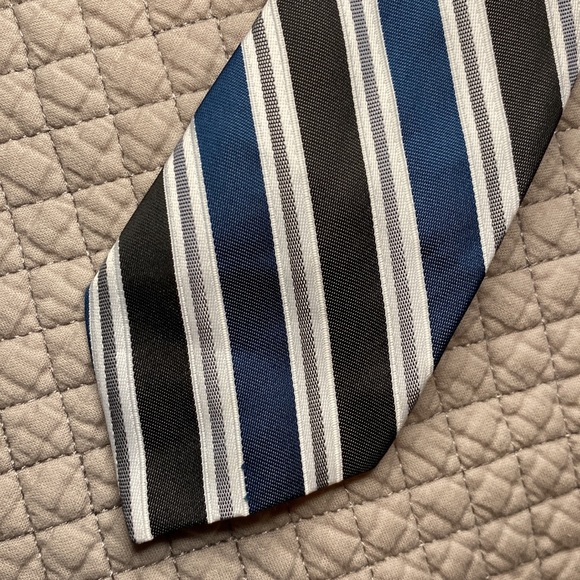 Boy’s Clip-On Striped Tie (LIKE NEW) - Picture 3 of 5